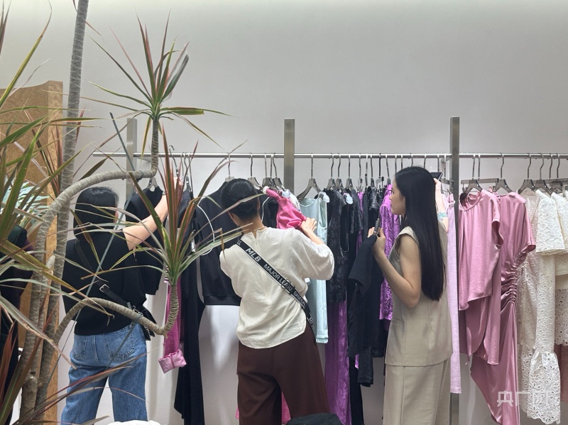 必一运动深圳南油原创“新中式”服装受消费者欢迎(图3)